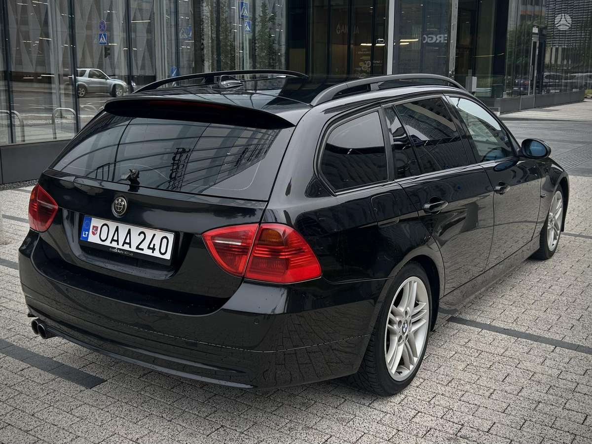 BMW 330, universalas
