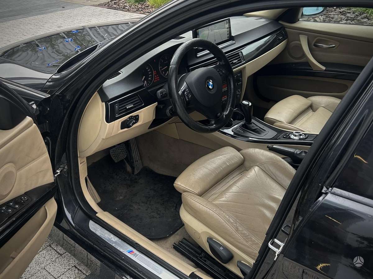 BMW 330, universalas