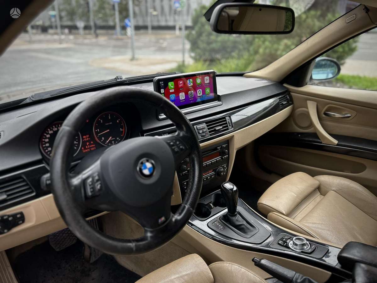 BMW 330, universalas
