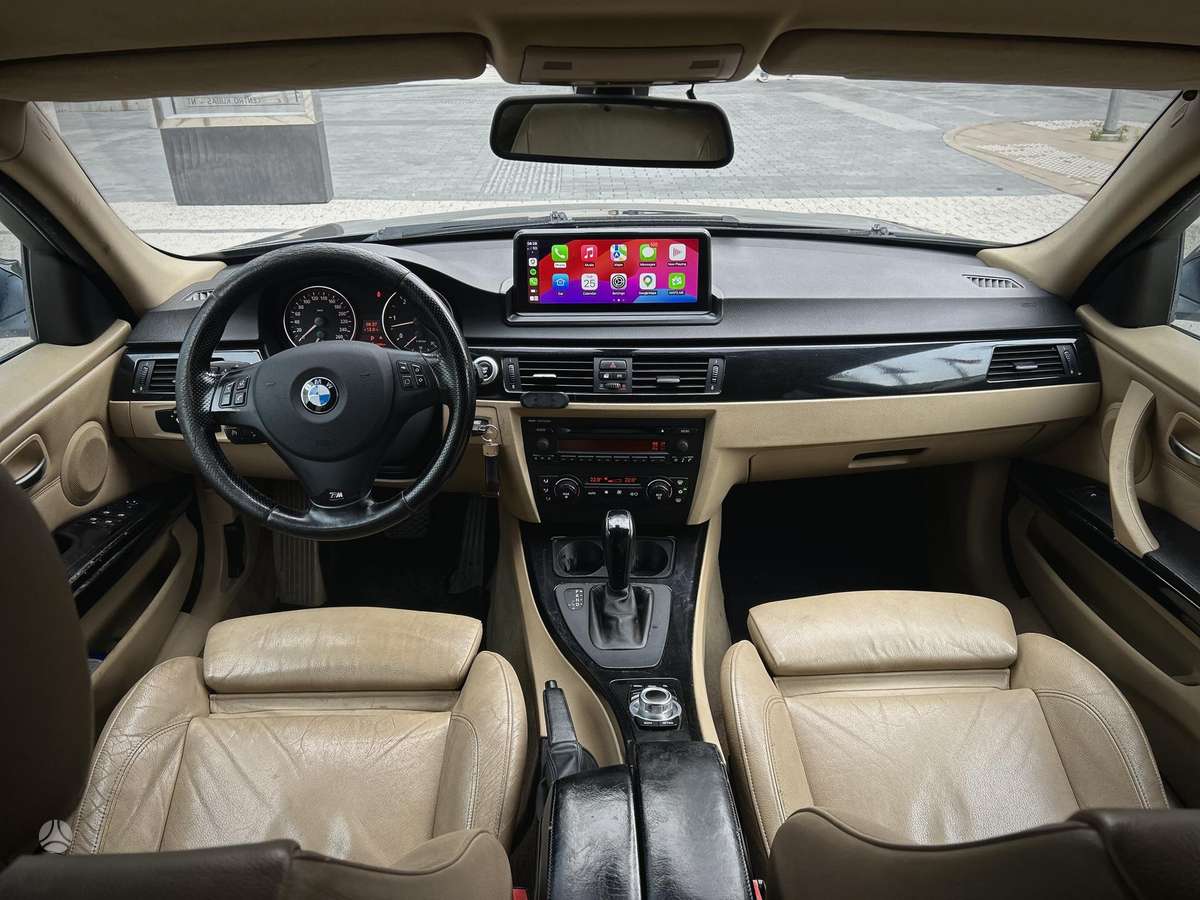 BMW 330, universalas