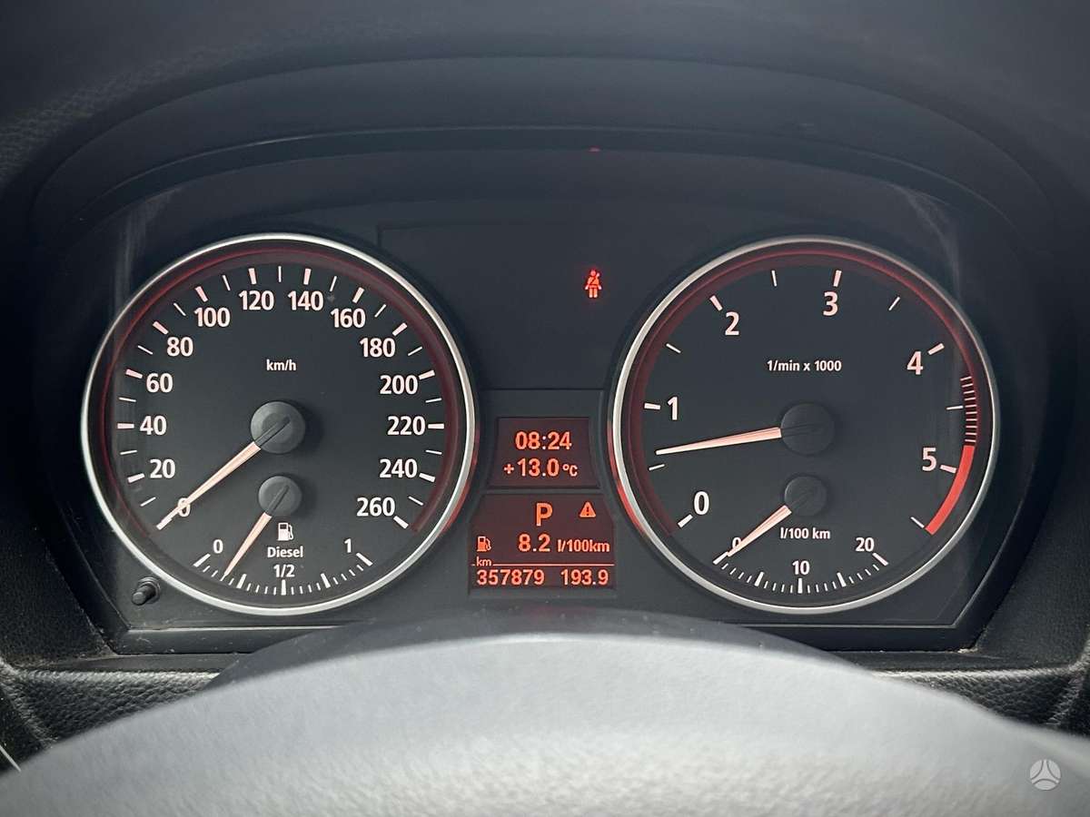 BMW 330, universalas