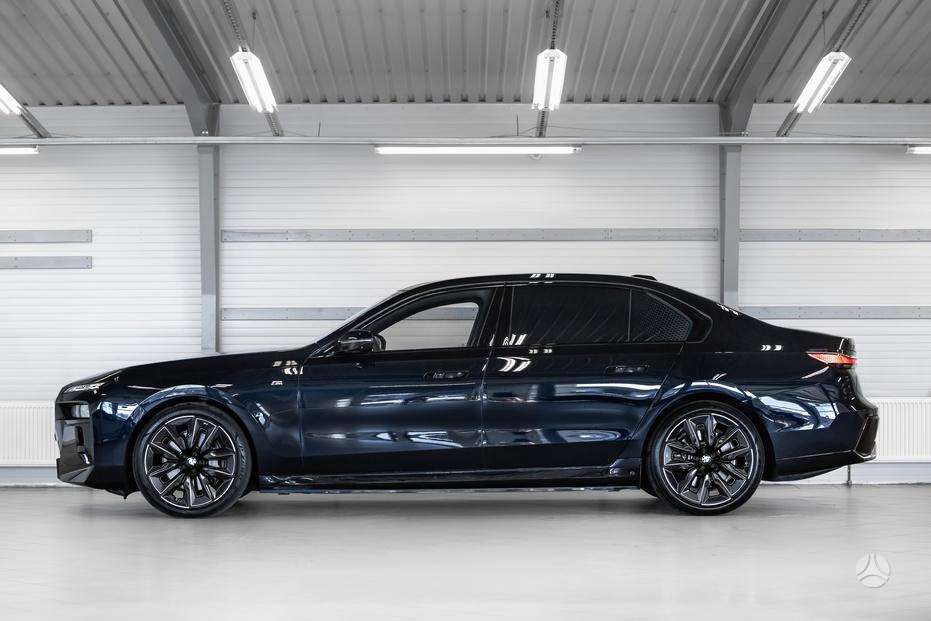 BMW i7, sedanas