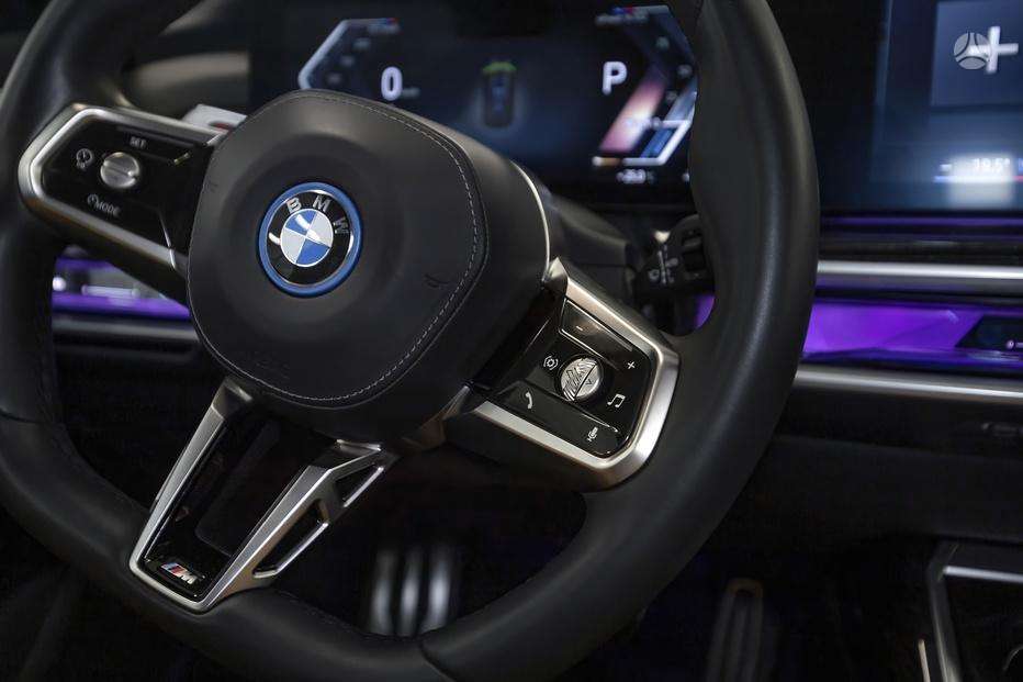 BMW i7, sedanas