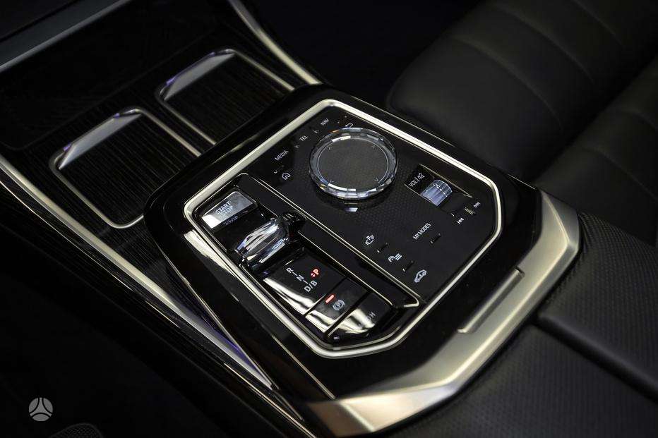 BMW i7, saloon / sedan