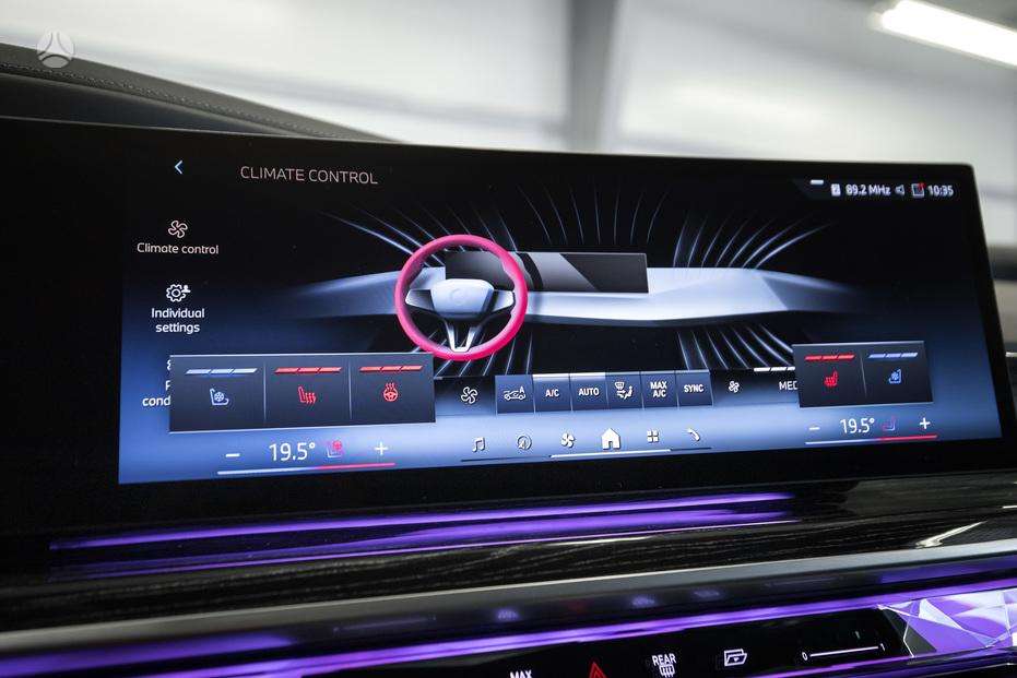 BMW i7, Седан
