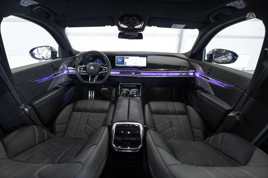 BMW i7, Седан