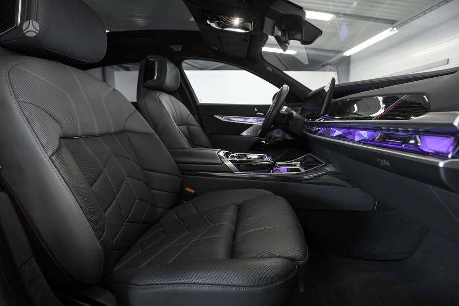 BMW i7, saloon / sedan