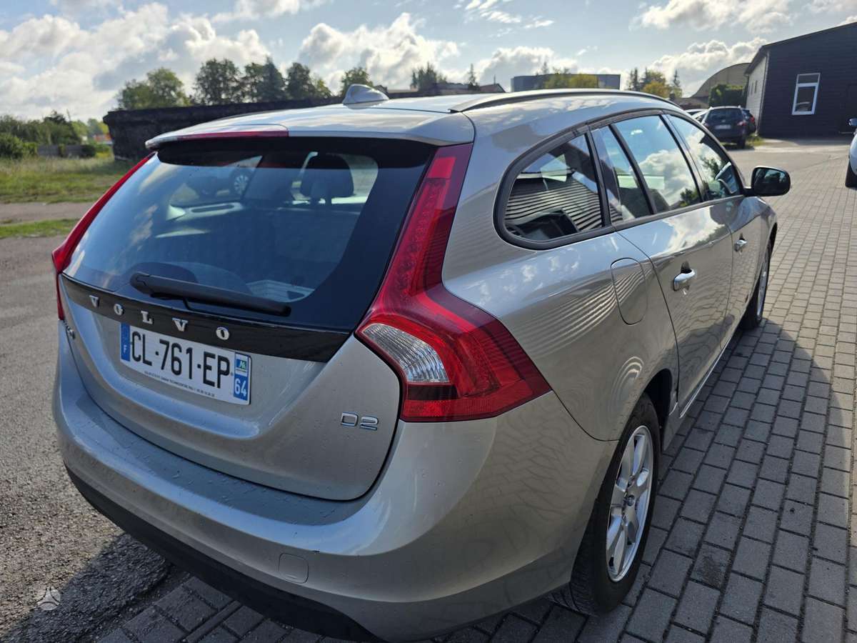Volvo V60 2012 — салон
