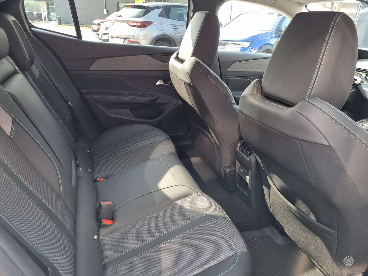 Peugeot 408 - 8
