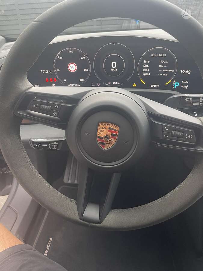 Porsche Taycan - 11