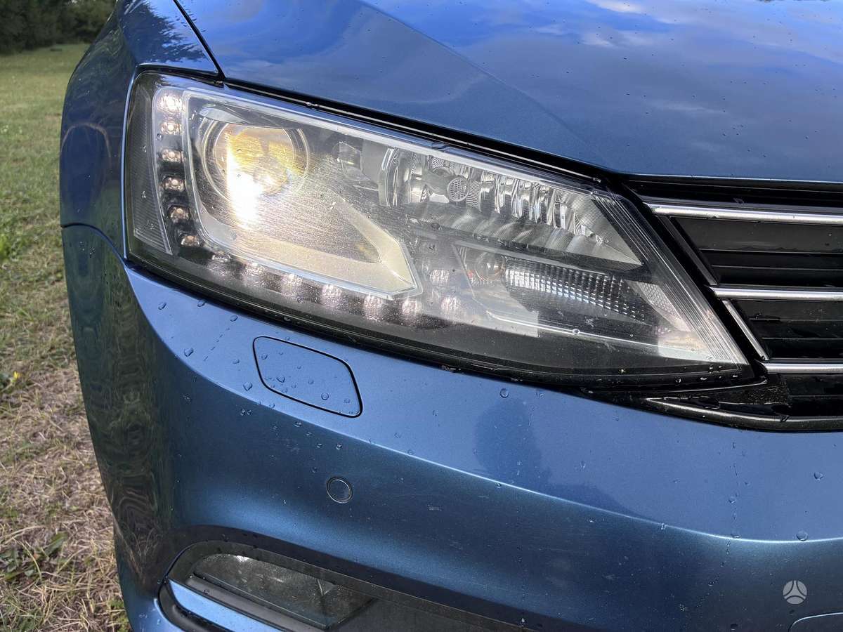 Volkswagen Jetta - 4