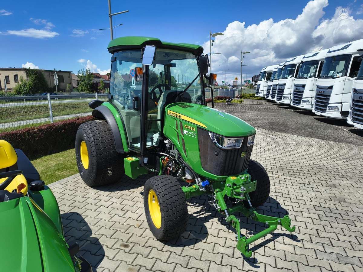 John Deere 4052R, tractors