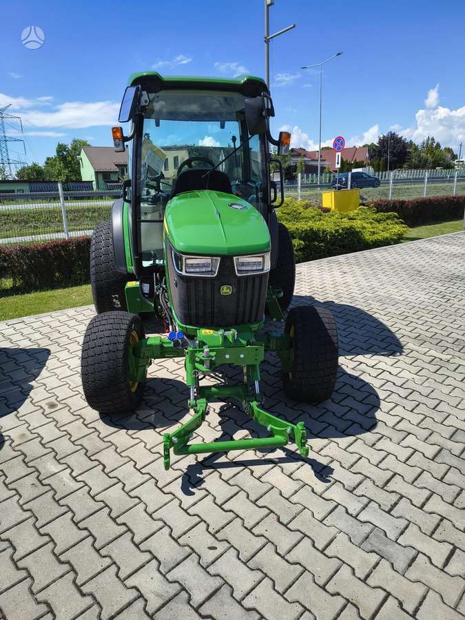 John Deere 4052R, traktoriai