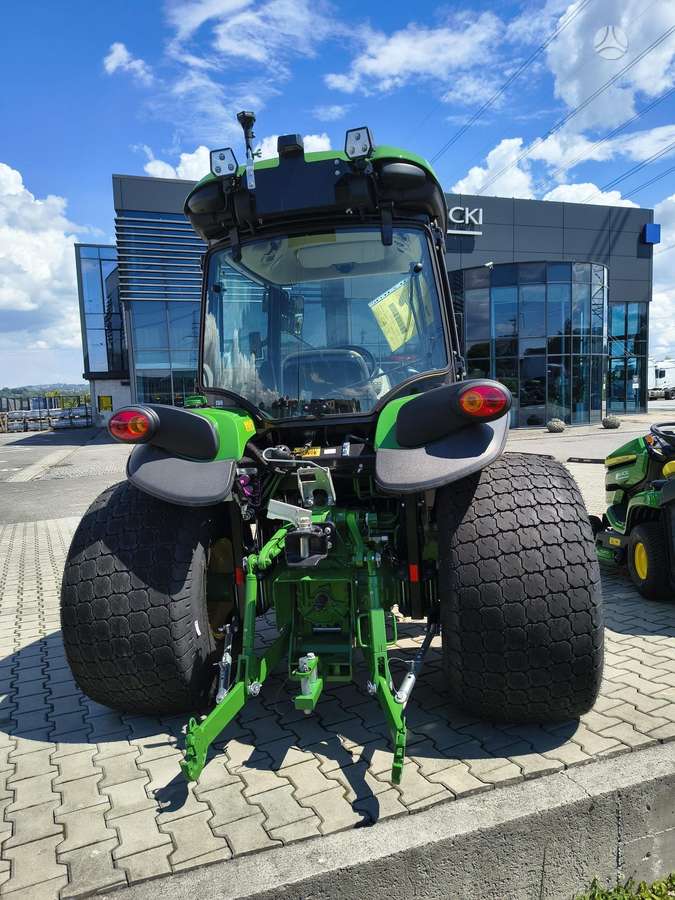 John Deere 4052R, tractors