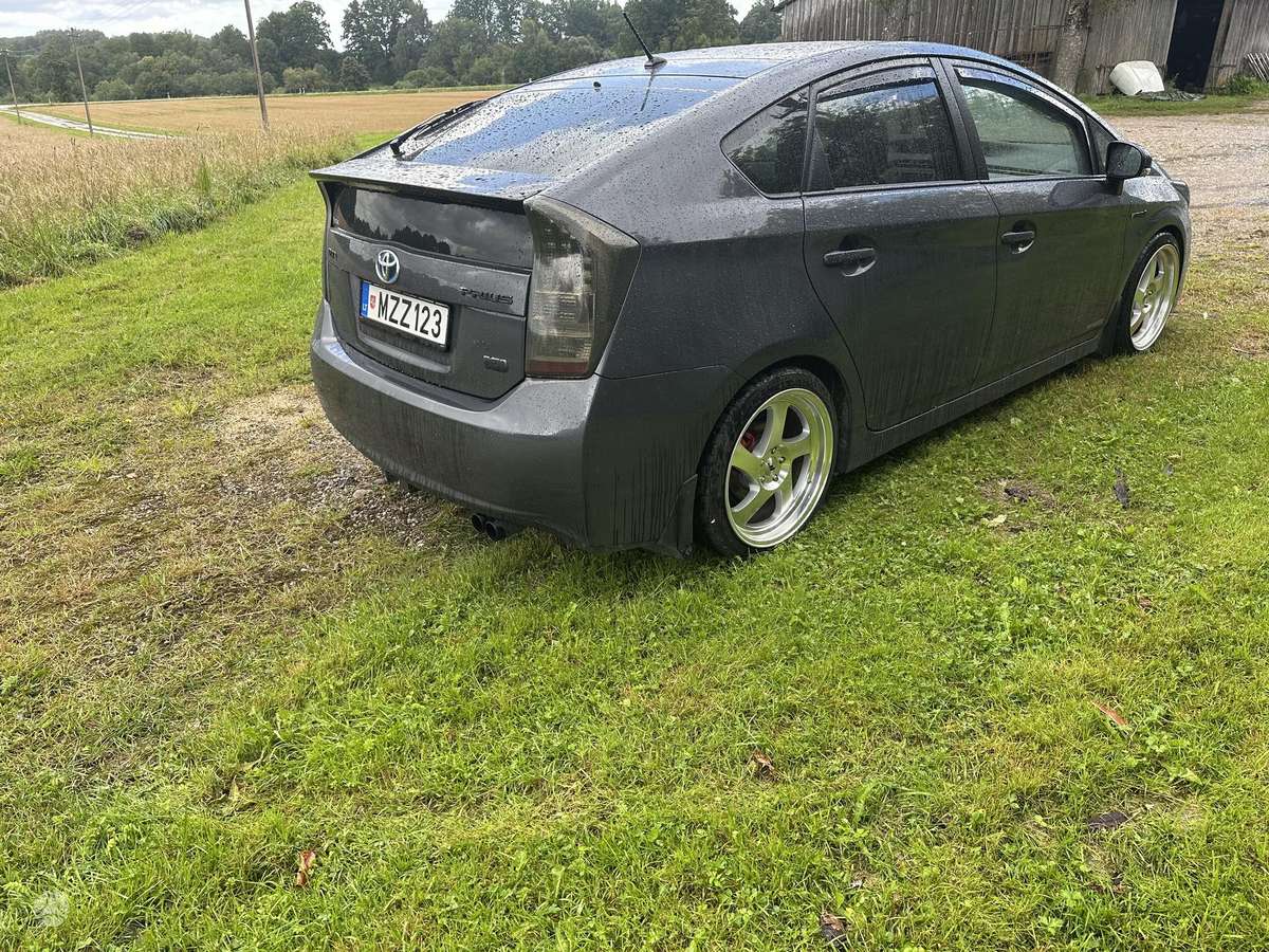 Toyota Prius - 4
