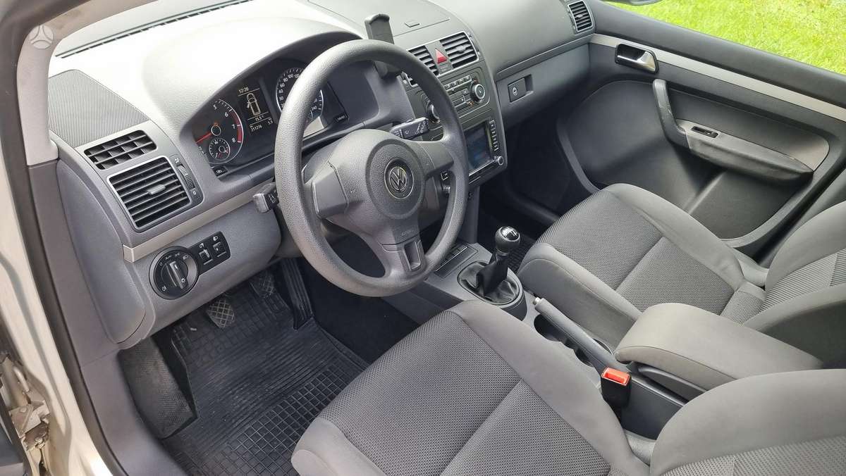 Volkswagen Touran - 12