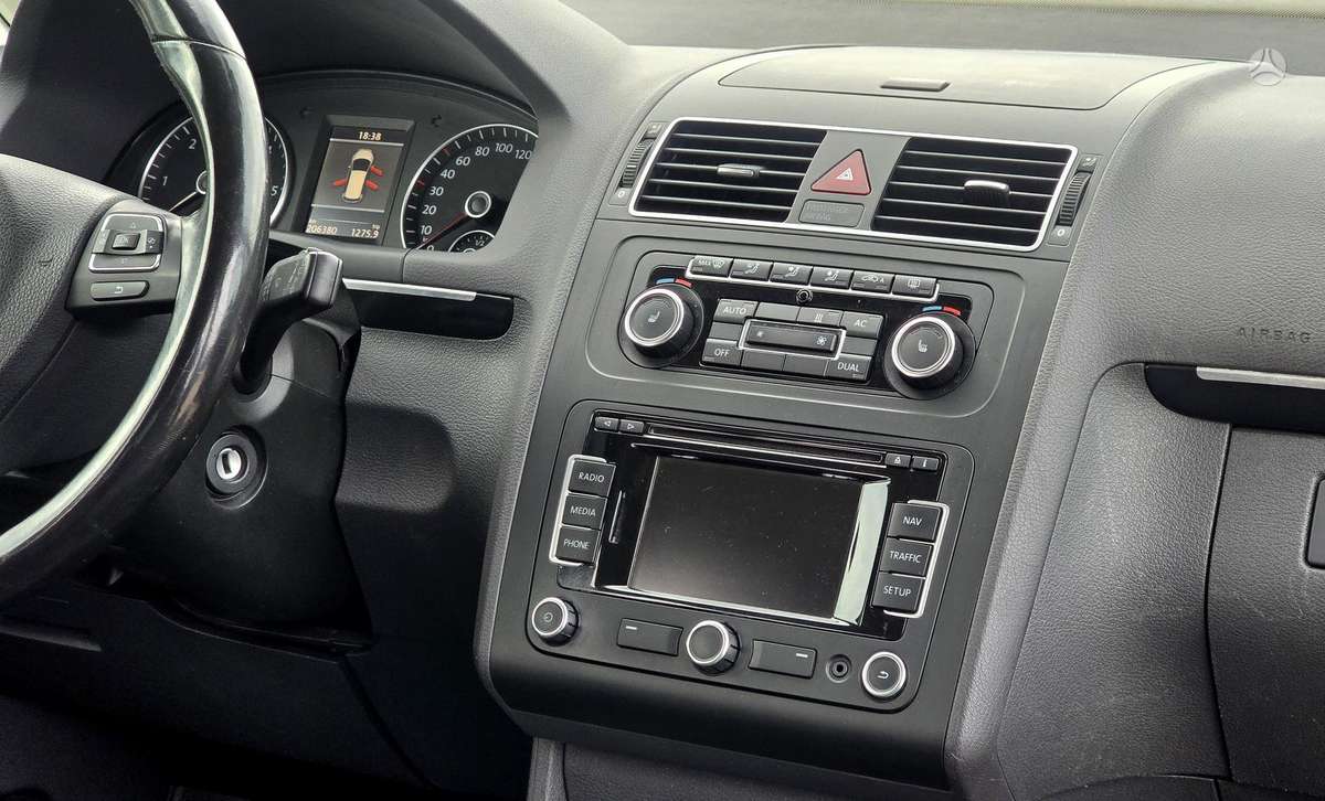 Volkswagen Touran - 12