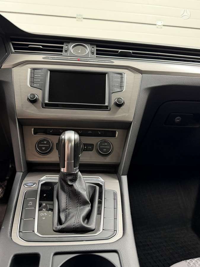 Volkswagen Passat - 12