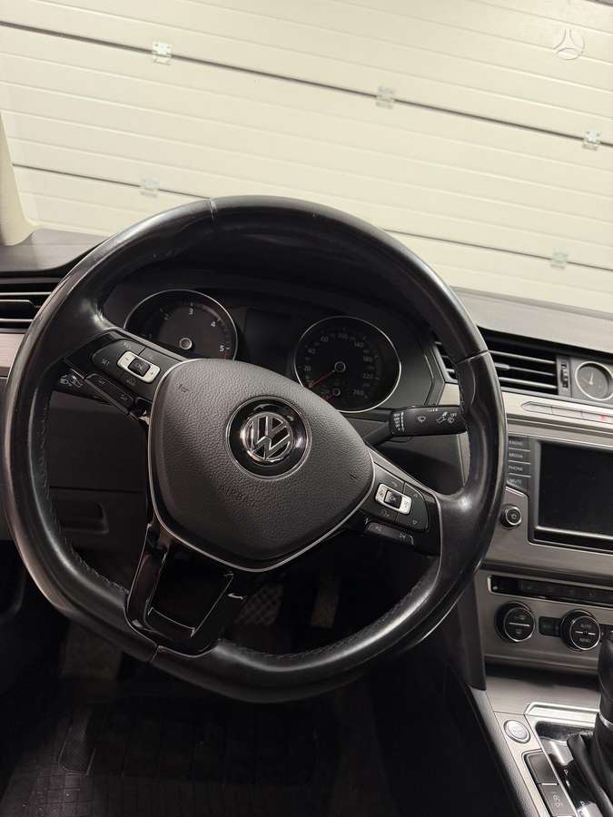 Volkswagen Passat - 11