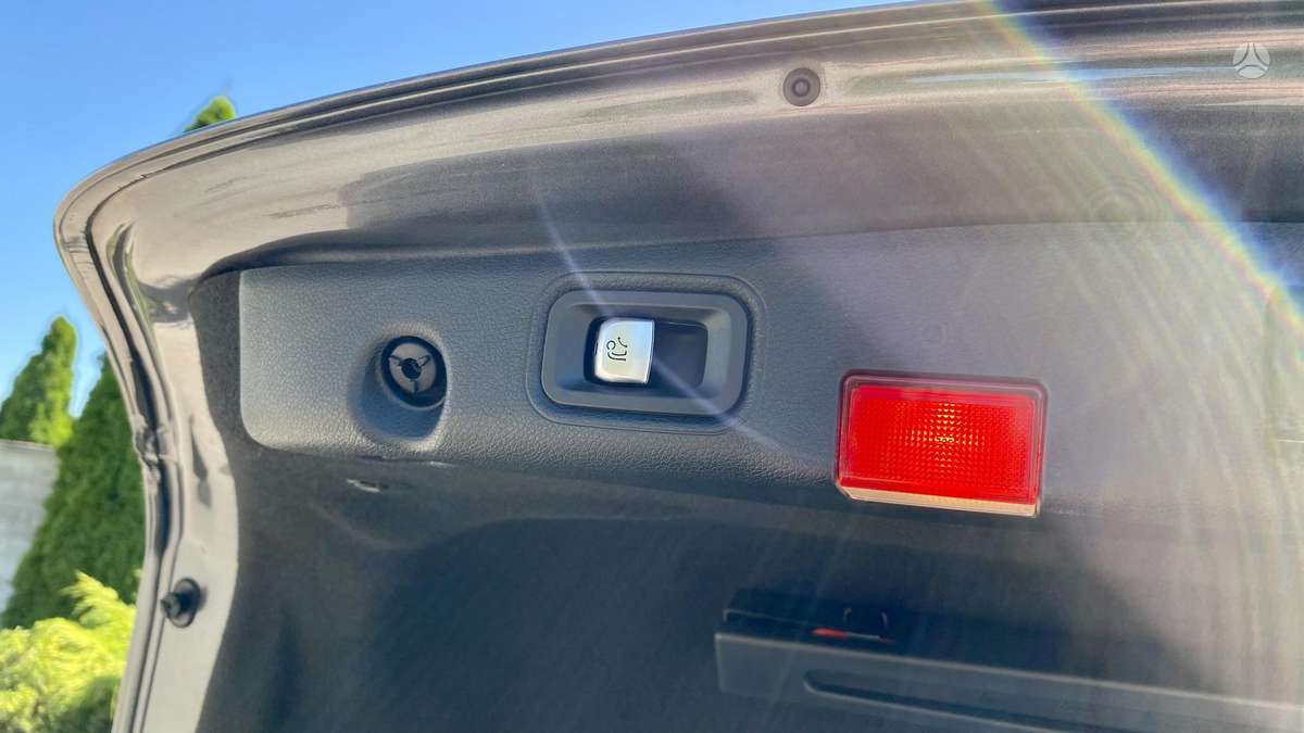 Mercedes-Benz E200, 2.0 l., Седан
