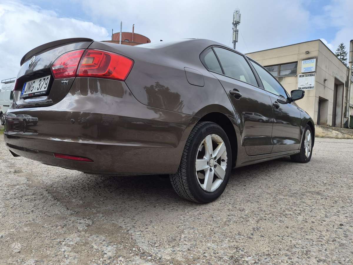 Volkswagen Jetta - 4