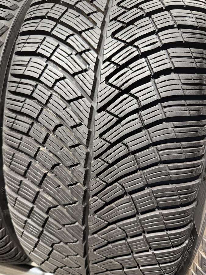 Pirelli PZero winter2/98-99%/2024m, winter 245/35 R21