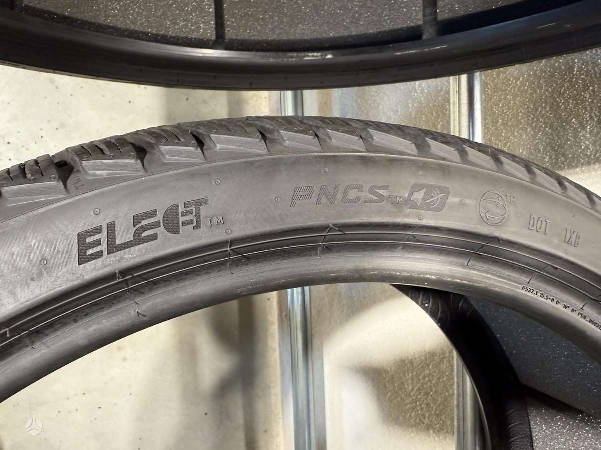 Pirelli PZero winter2/98-99%/2024m, winter 245/35 R21