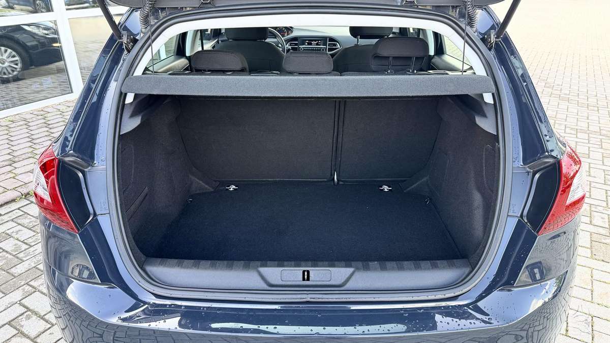 Peugeot 308, 1.2 l., hatchback