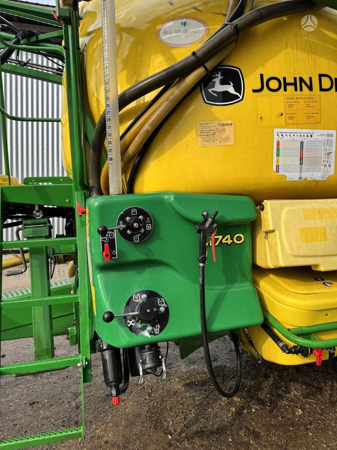 John Deere 740, разбрызгиватели