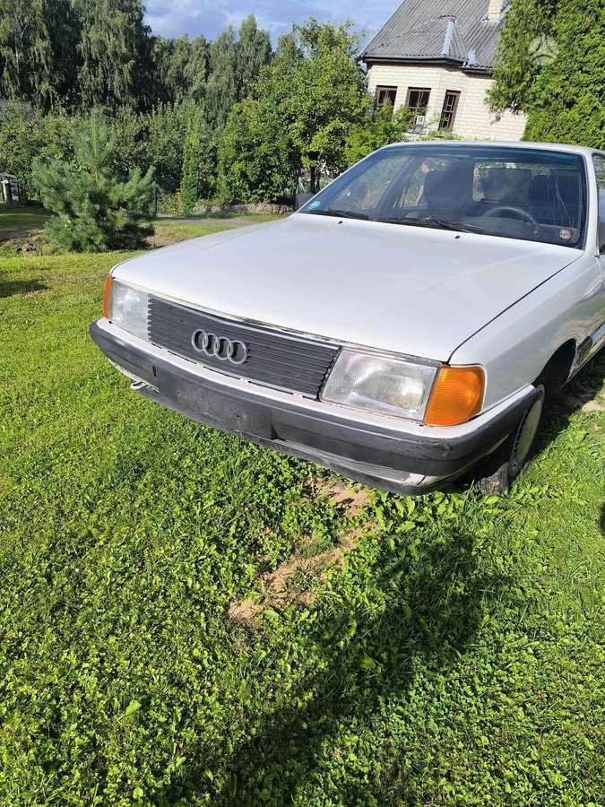 Audi 100, 1.8 l., Седан