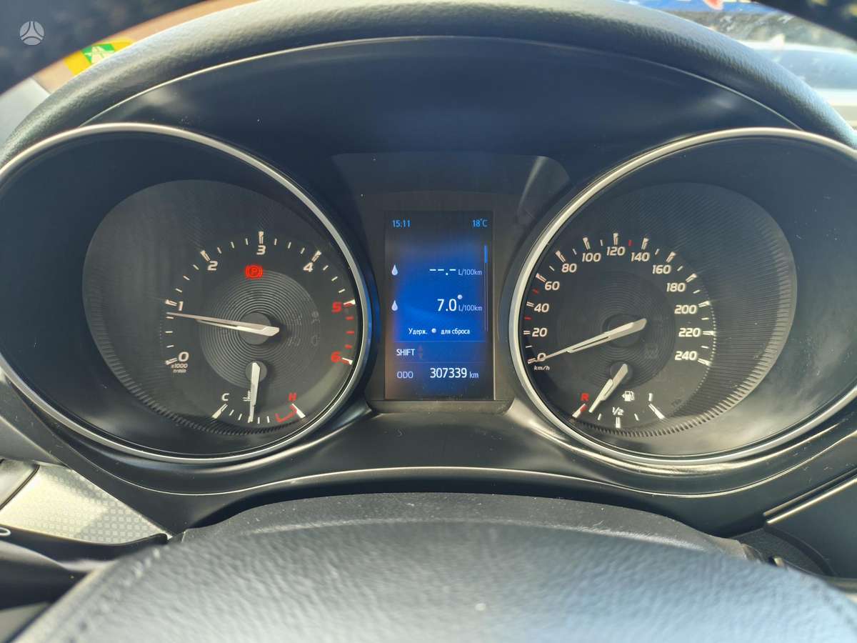 Toyota Avensis - 12