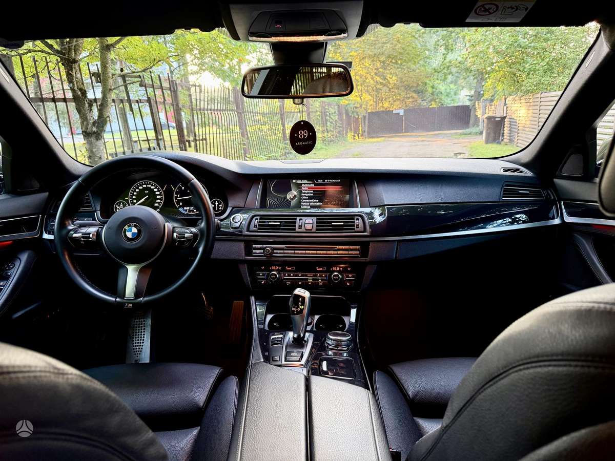 BMW 530, universalas