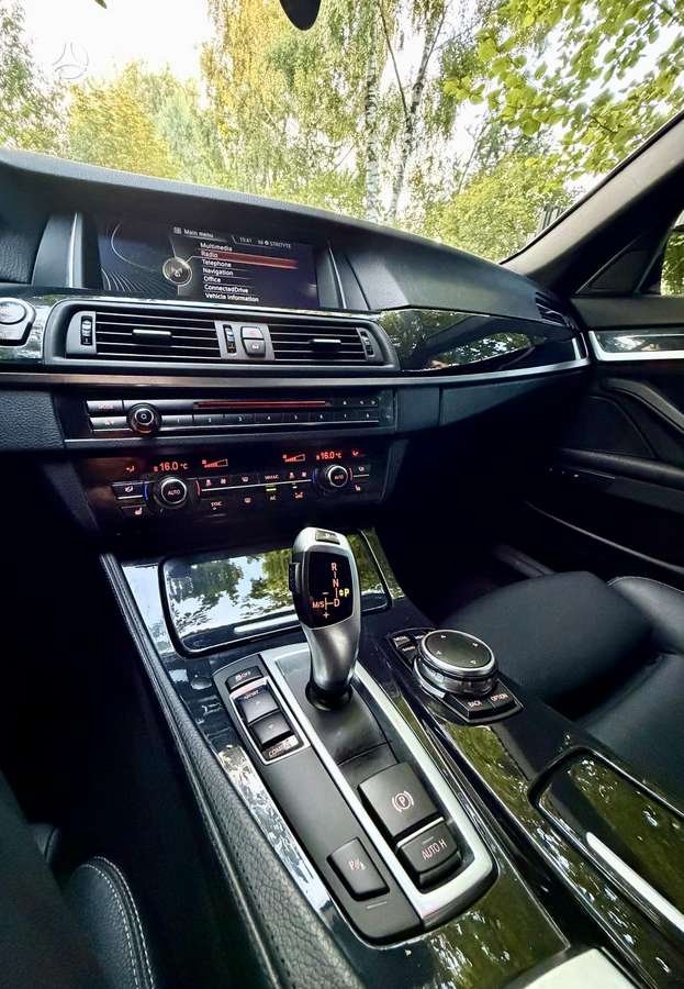 BMW 530, universalas