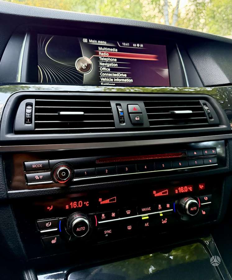 BMW 530, universalas