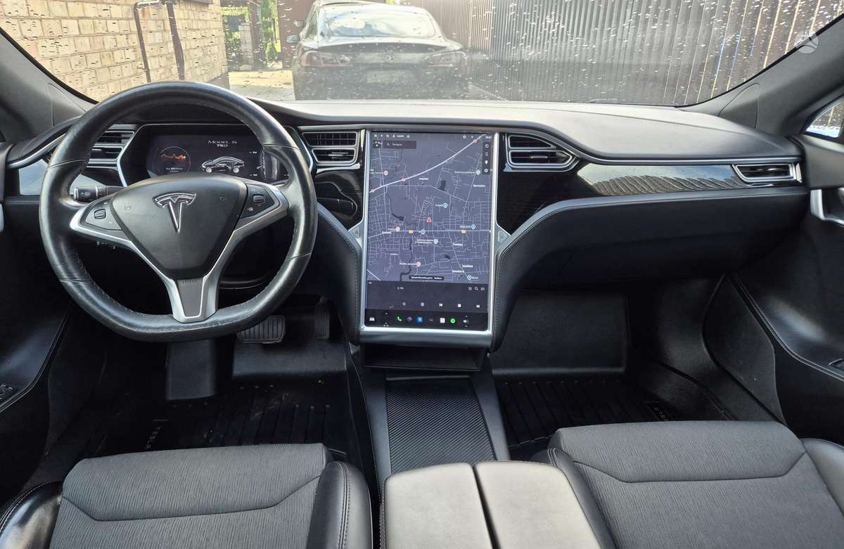 Tesla Model S, Седан