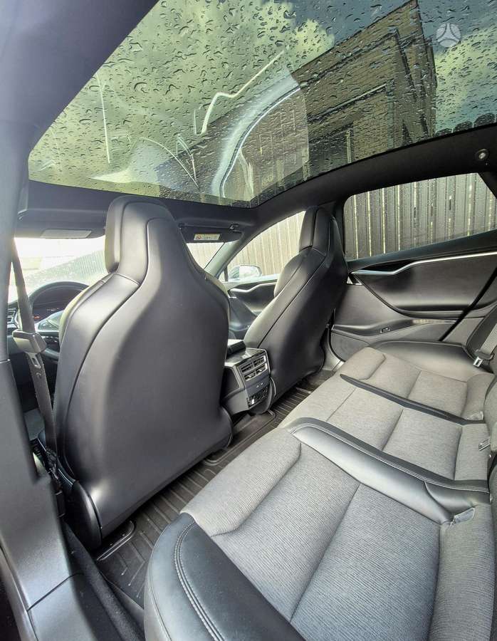 Tesla Model S, Седан