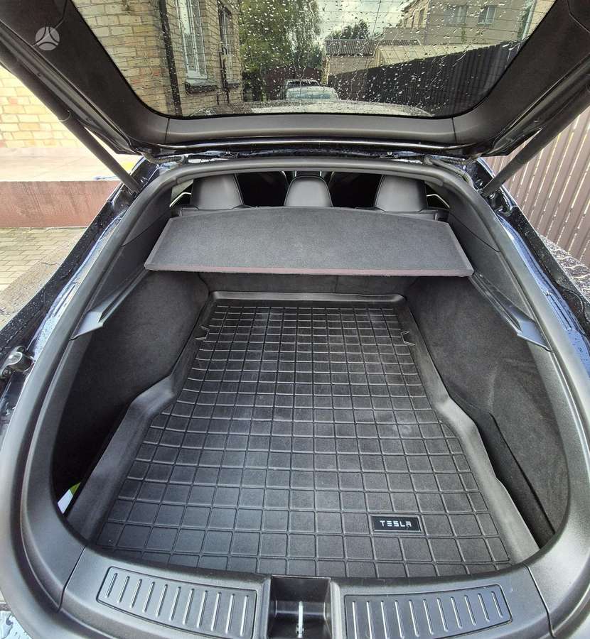 Tesla Model S, Седан