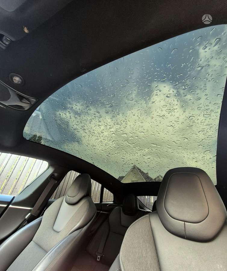 Tesla Model S, Седан
