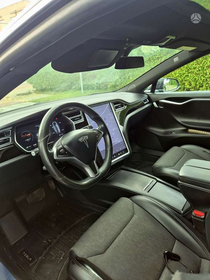 Tesla Model S, Седан