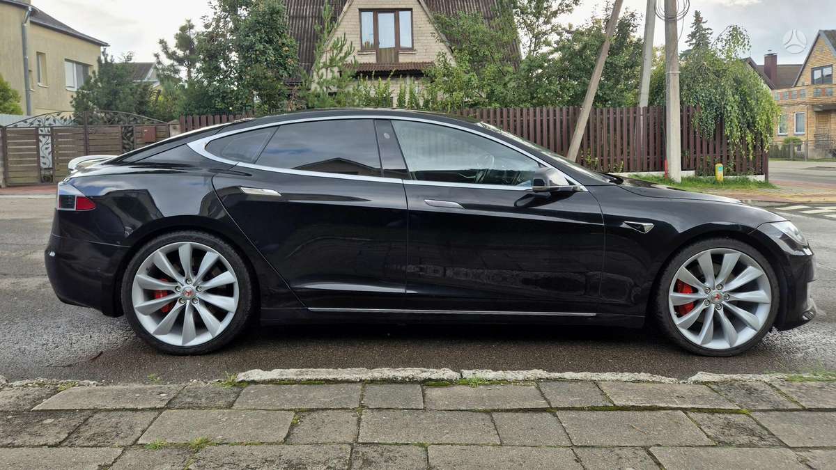 Tesla Model S, sedanas