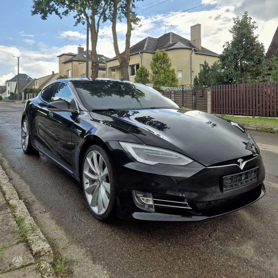 Tesla Model S, Седан