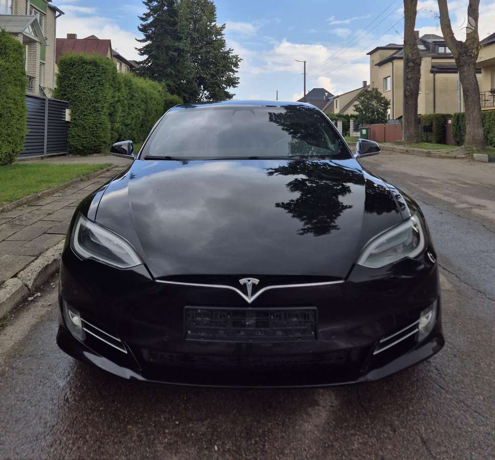 Tesla Model S, Седан