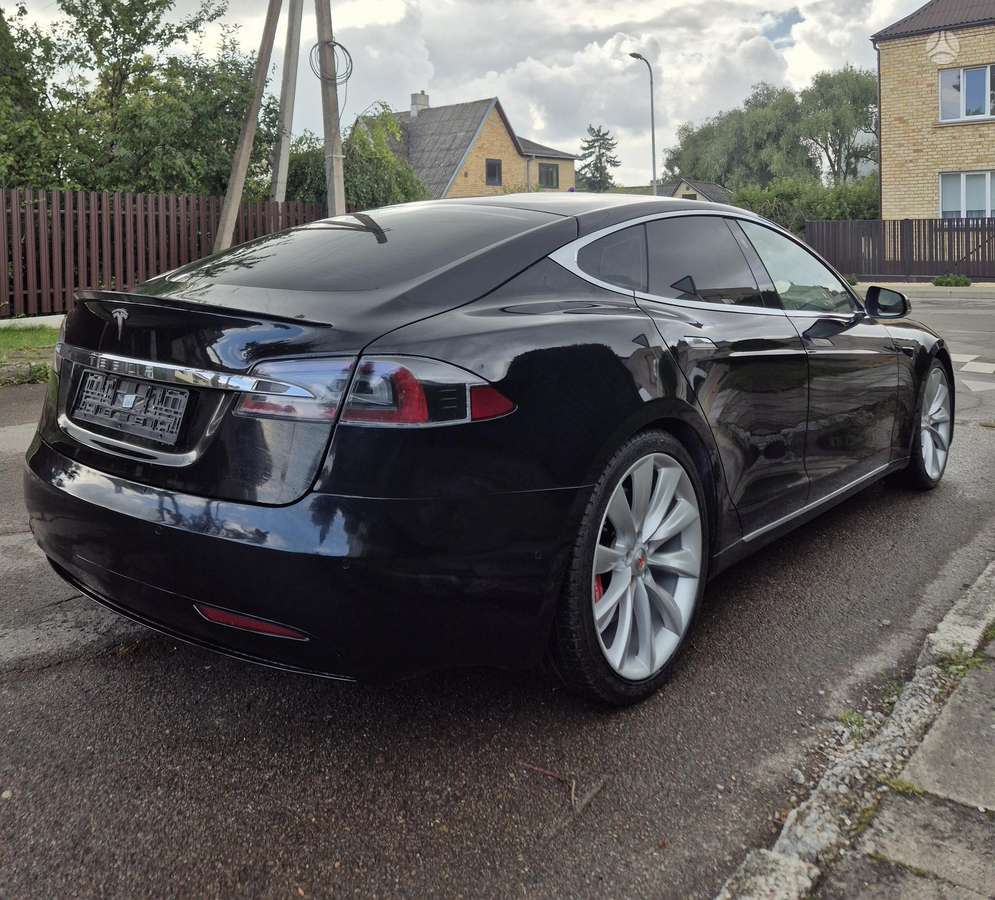 Tesla Model S, sedanas
