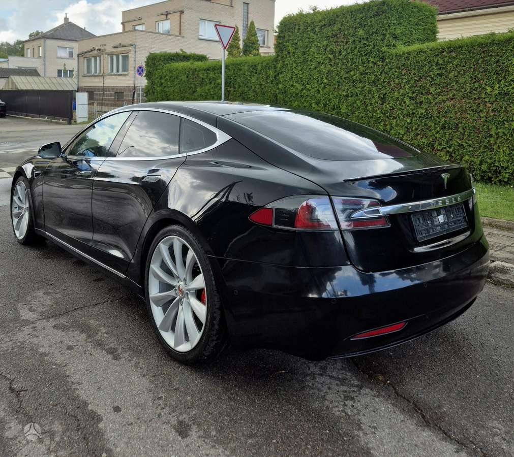 Tesla Model S, sedanas