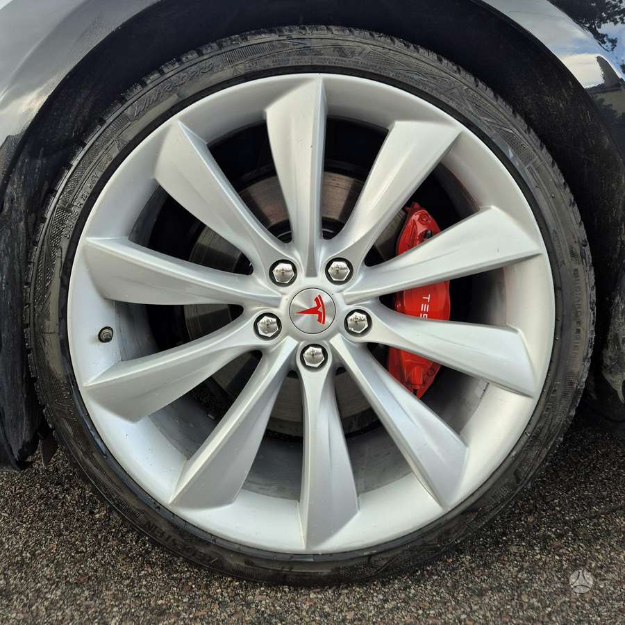 Tesla Model S, Седан
