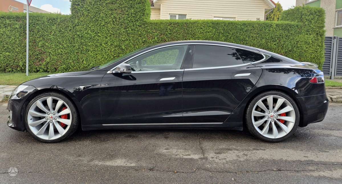 Tesla Model S, Седан