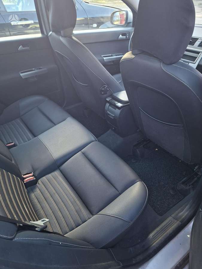 Volvo S40, Седан