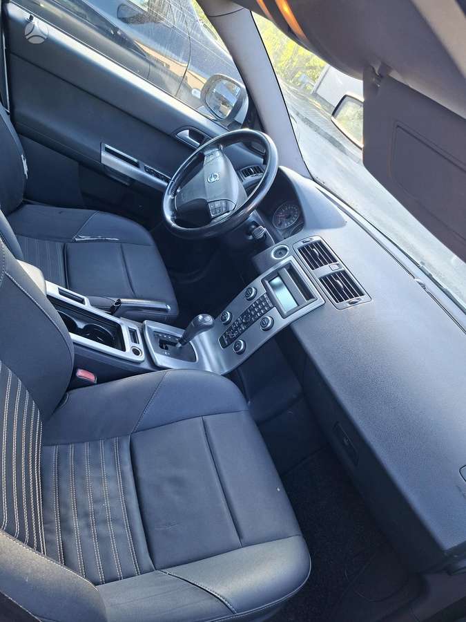 Volvo S40, Седан