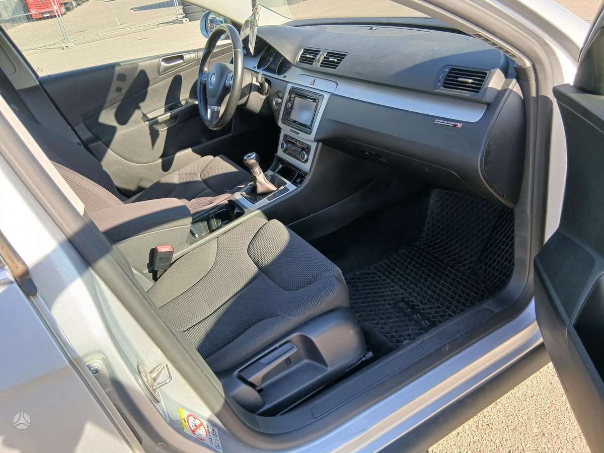 Volkswagen Passat - 11