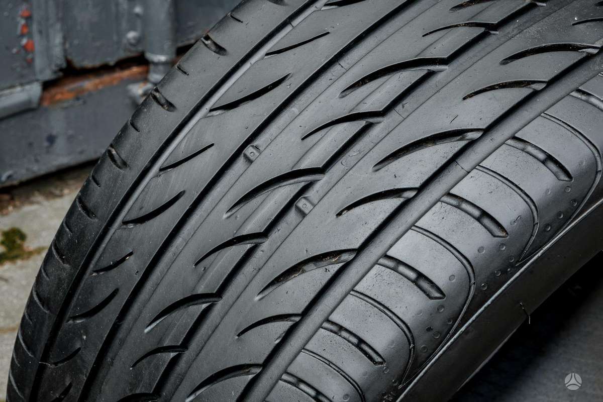 Pirelli P Zero Nero GT, summer 245/35 R19